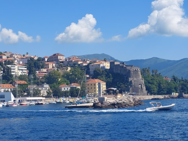 Hire a car in herceg-novi no deposit, cheap price. Onetworent - car rental service